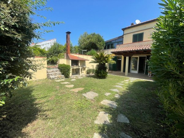 appartamento in vendita a Sarzana in zona Marinella di Sarzana