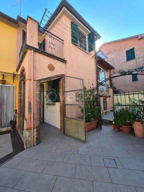 casa indipendente in vendita a Sarzana