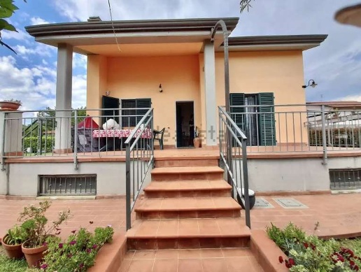 casa indipendente in vendita a Sarzana