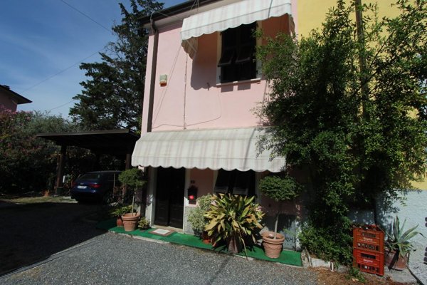 casa indipendente in vendita a Sarzana