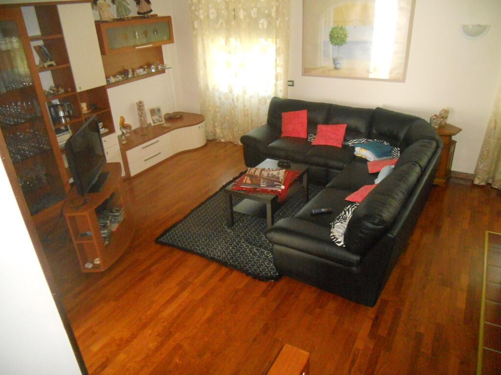 casa indipendente in vendita a Sarzana