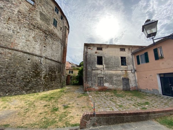 casa indipendente in vendita a Sarzana