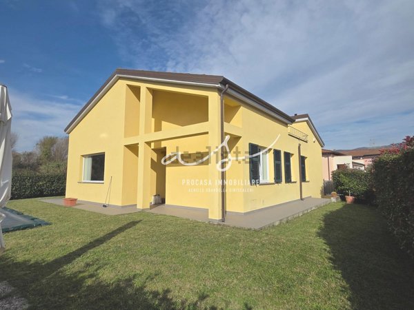 casa indipendente in vendita a Sarzana