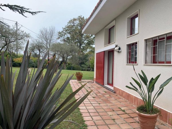 casa indipendente in vendita a Sarzana