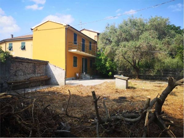 casa indipendente in vendita a Sarzana