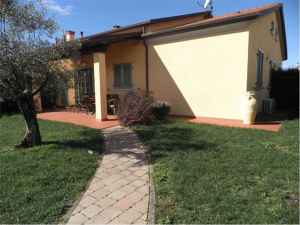 casa indipendente in vendita a Sarzana in zona Falcinello