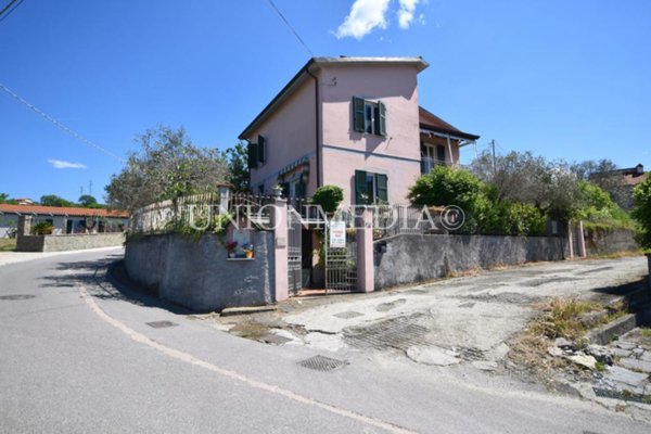 casa indipendente in vendita a Sarzana
