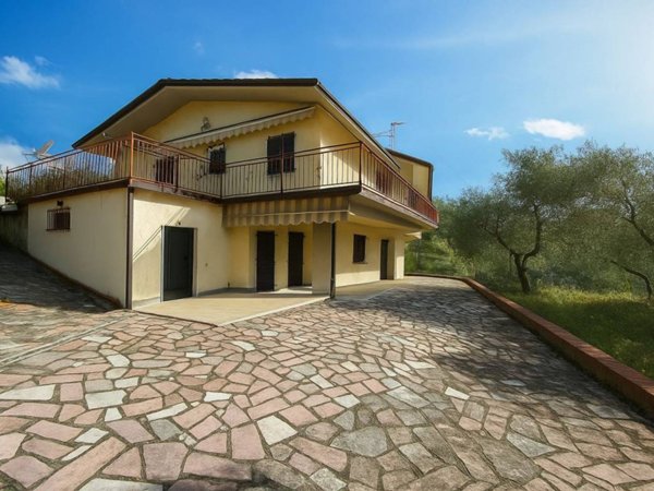 casa indipendente in vendita a Sarzana
