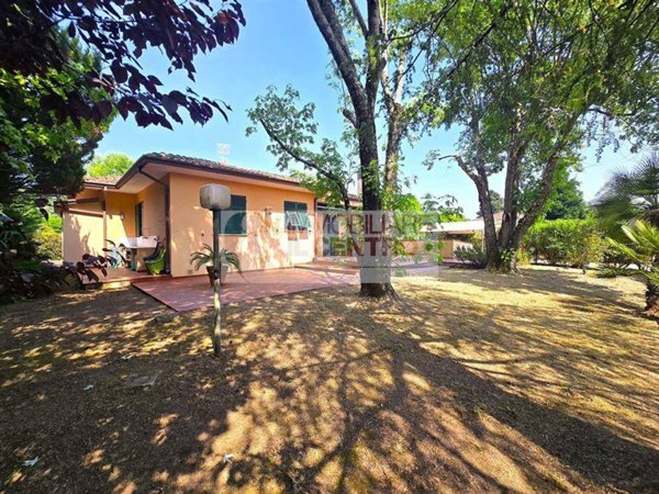 casa indipendente in vendita a Sarzana in zona Falcinello