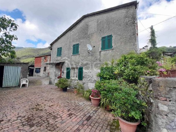 casa indipendente in vendita a Sarzana