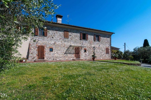 casa indipendente in vendita a Sarzana