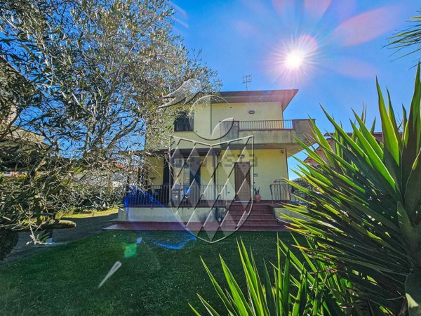 casa indipendente in vendita a Sarzana