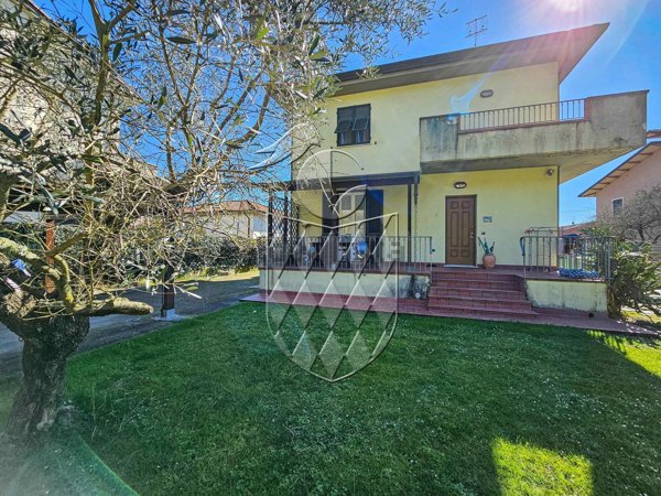 casa indipendente in vendita a Sarzana