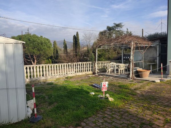 casa indipendente in vendita a Sarzana