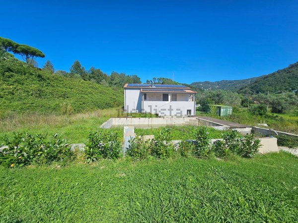 casa indipendente in vendita a Sarzana