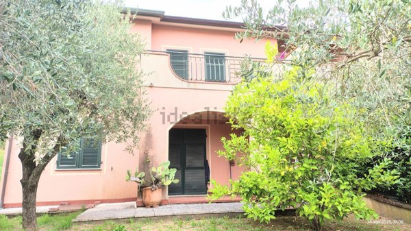 casa indipendente in vendita a Sarzana