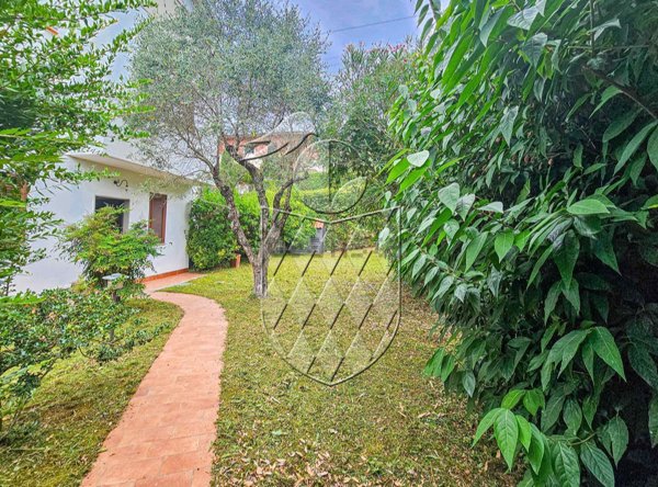 casa indipendente in vendita a Sarzana