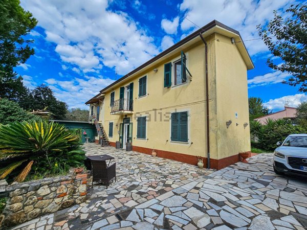 casa indipendente in vendita a Sarzana