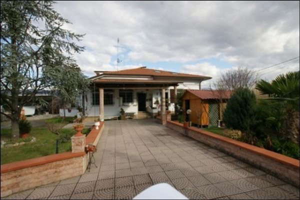 casa indipendente in vendita a Sarzana