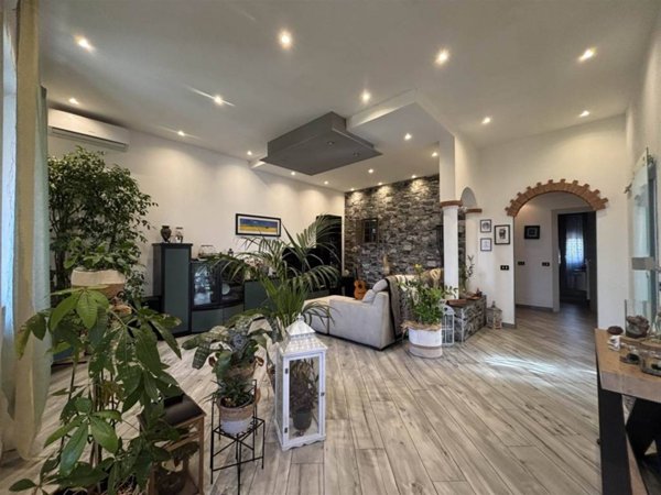 casa indipendente in vendita a Sarzana