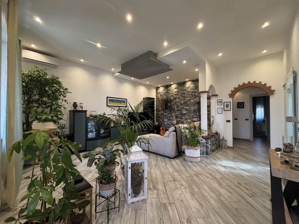 casa indipendente in vendita a Sarzana