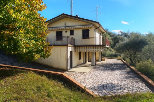 casa indipendente in vendita a Sarzana