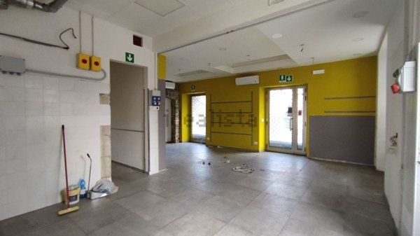 locale commerciale in vendita a Sarzana in zona San Lazzaro