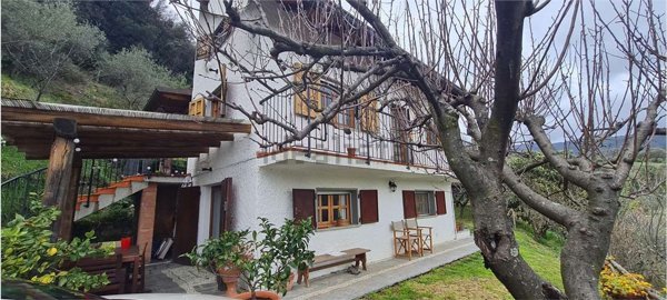 casa indipendente in vendita a Sarzana