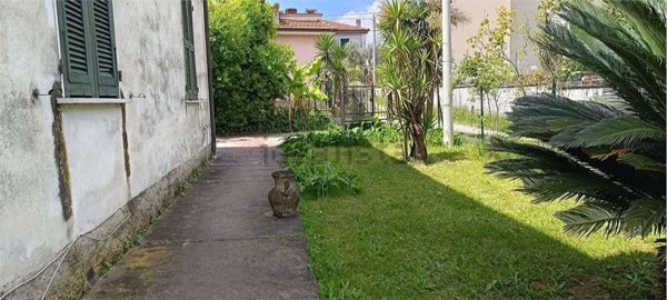 casa indipendente in vendita a Sarzana