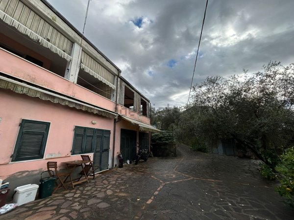 casa indipendente in vendita a Sarzana