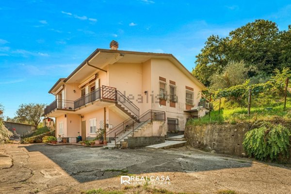 casa indipendente in vendita a Sarzana