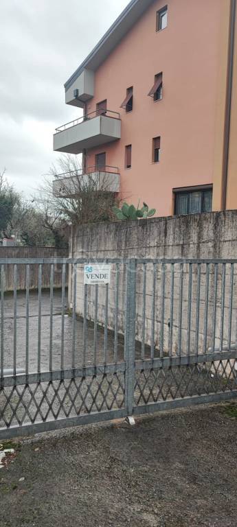 locale di sgombero in vendita a Sarzana