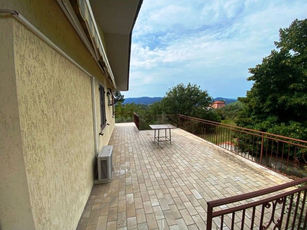 casa indipendente in vendita a Sarzana