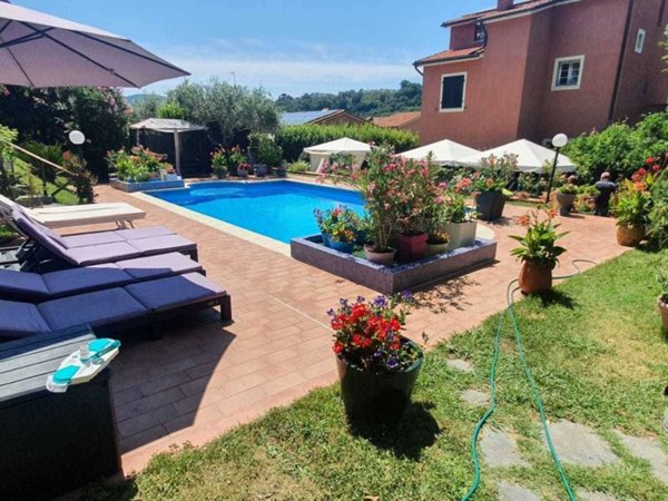 casa indipendente in vendita a Sarzana