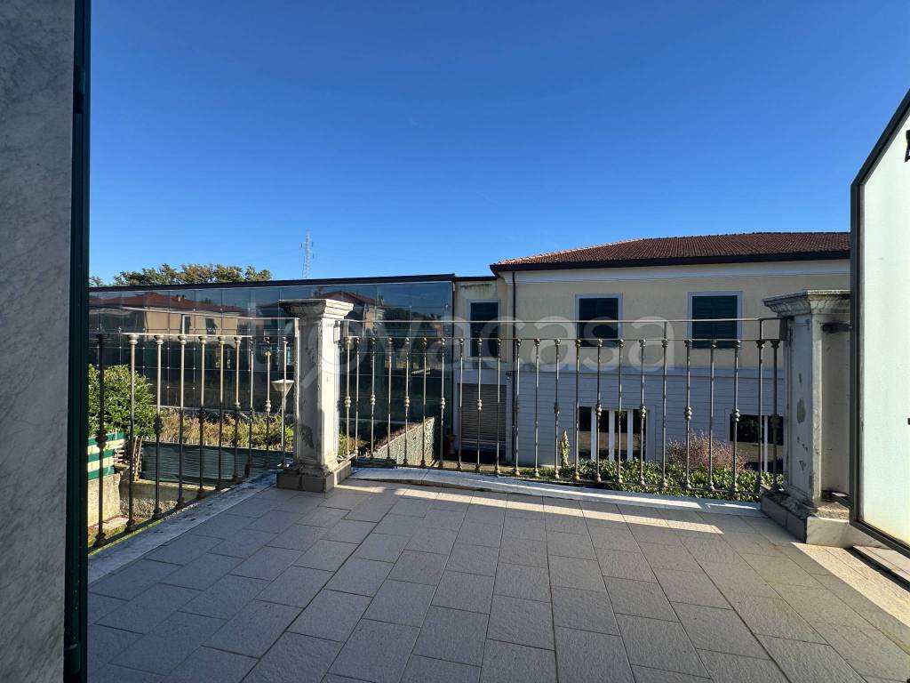 casa indipendente in vendita a Sarzana