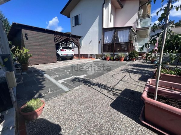 casa indipendente in vendita a Sarzana