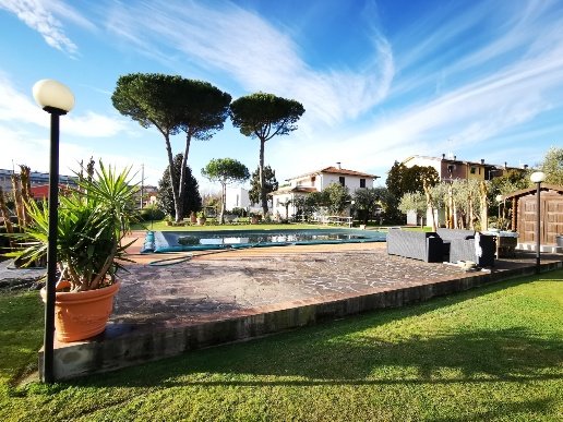 casa indipendente in vendita a Sarzana