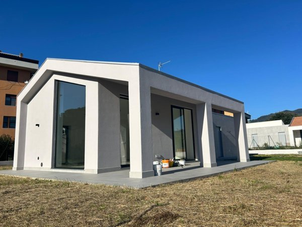 casa indipendente in vendita a Sarzana