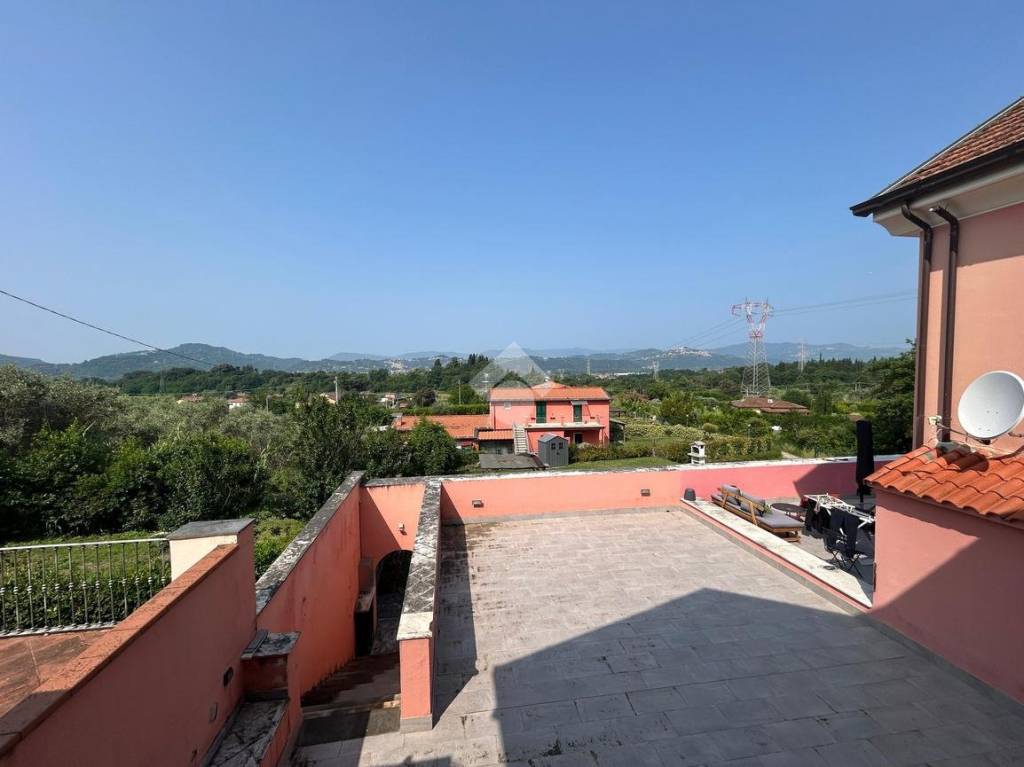 casa indipendente in vendita a Sarzana