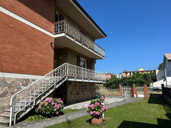 pentavano in vendita a Sarzana