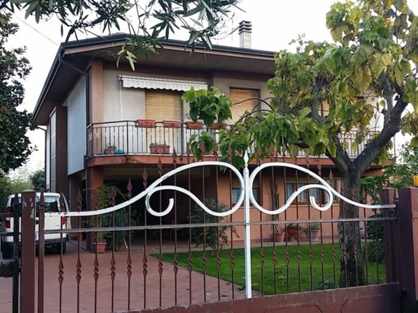 casa indipendente in vendita a Sarzana