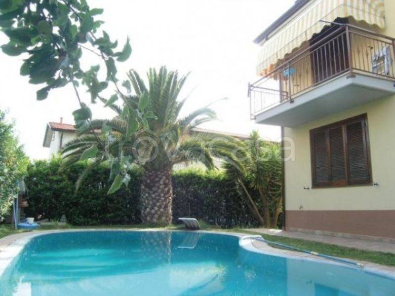 casa indipendente in vendita a Sarzana