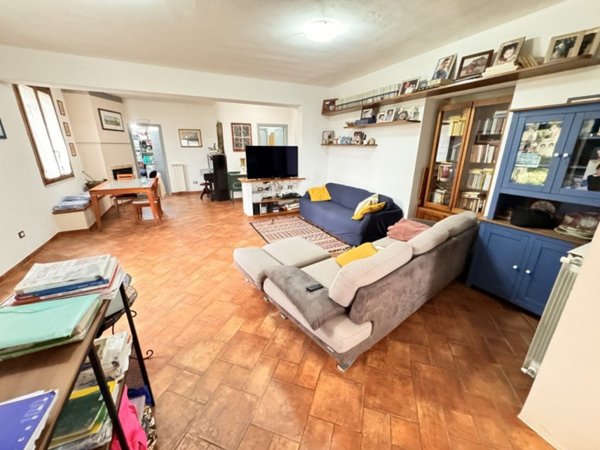 casa indipendente in vendita a Sarzana