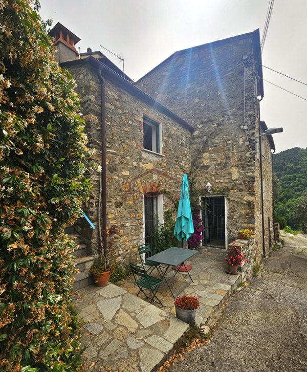 casa indipendente in vendita a Sarzana in zona Falcinello