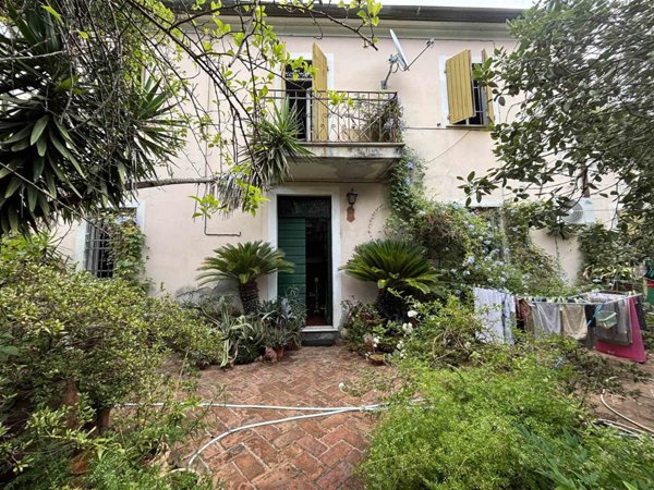casa indipendente in vendita a Sarzana