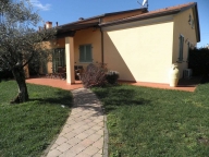 casa indipendente in vendita a Sarzana