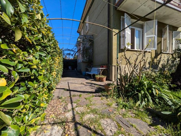 casa indipendente in vendita a Sarzana