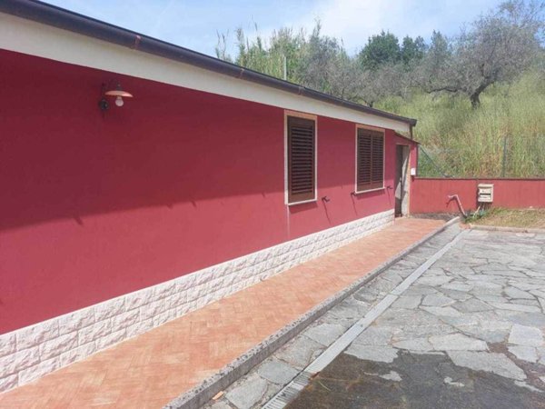 casa indipendente in vendita a Sarzana