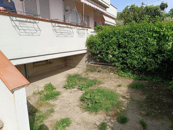 casa indipendente in vendita a Sarzana