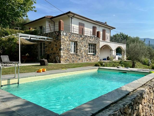 casa indipendente in vendita a Sarzana